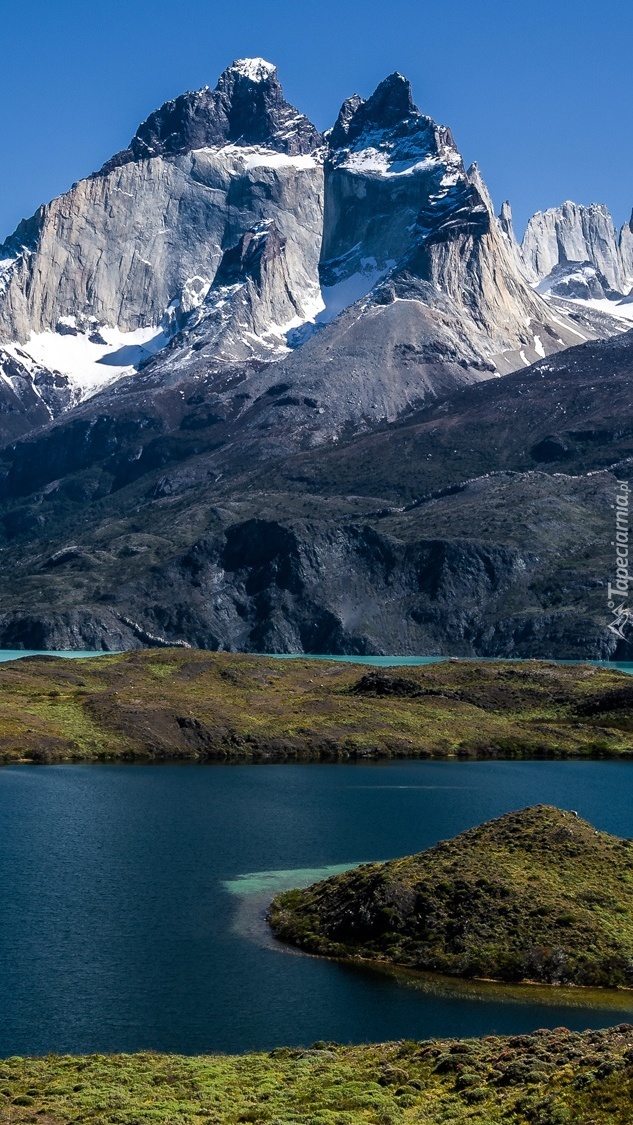 Góry i jezioro w Chile