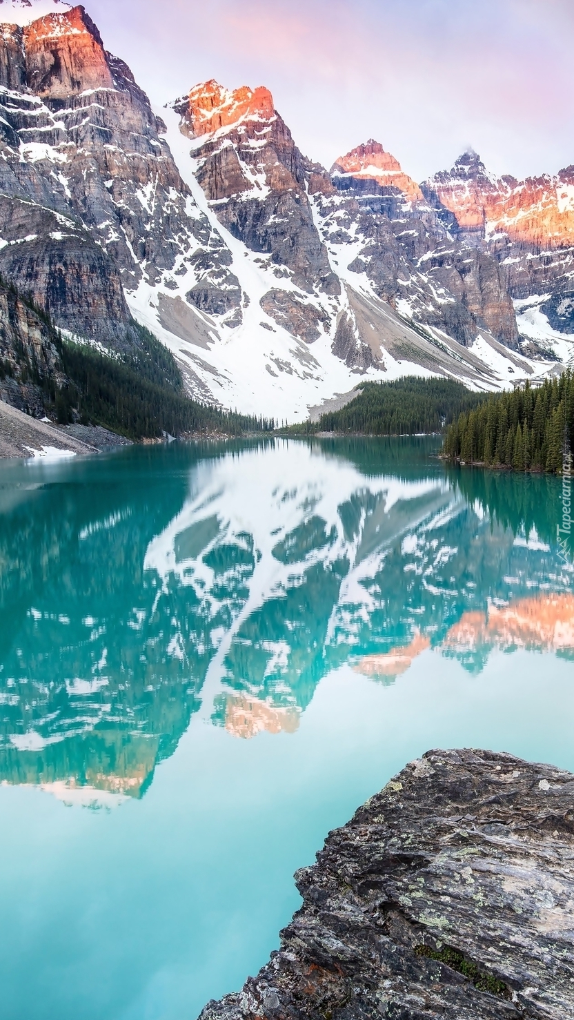 Góry i jezioro w Kanadzie