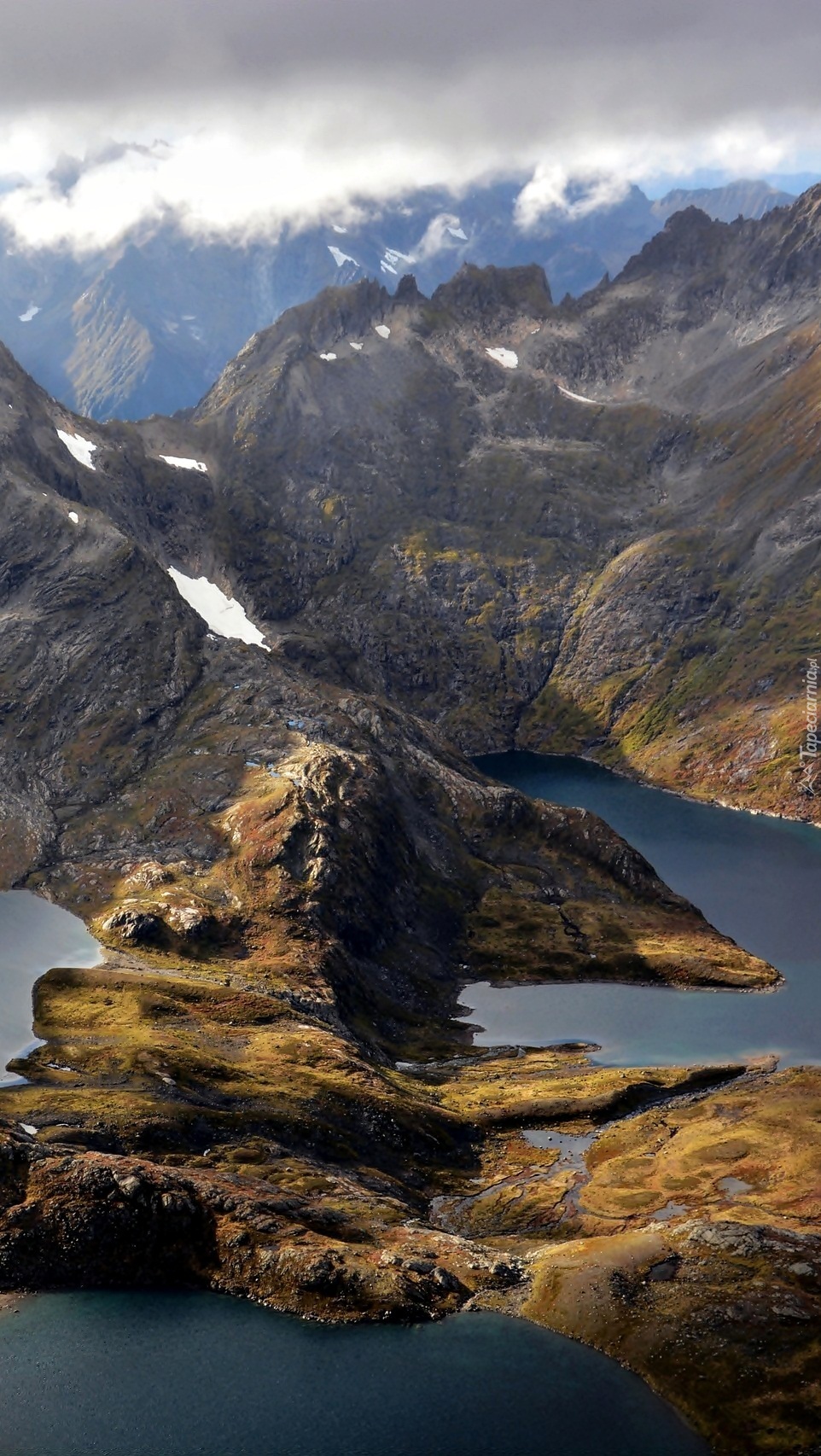 Góry i jezioro w Norwegii