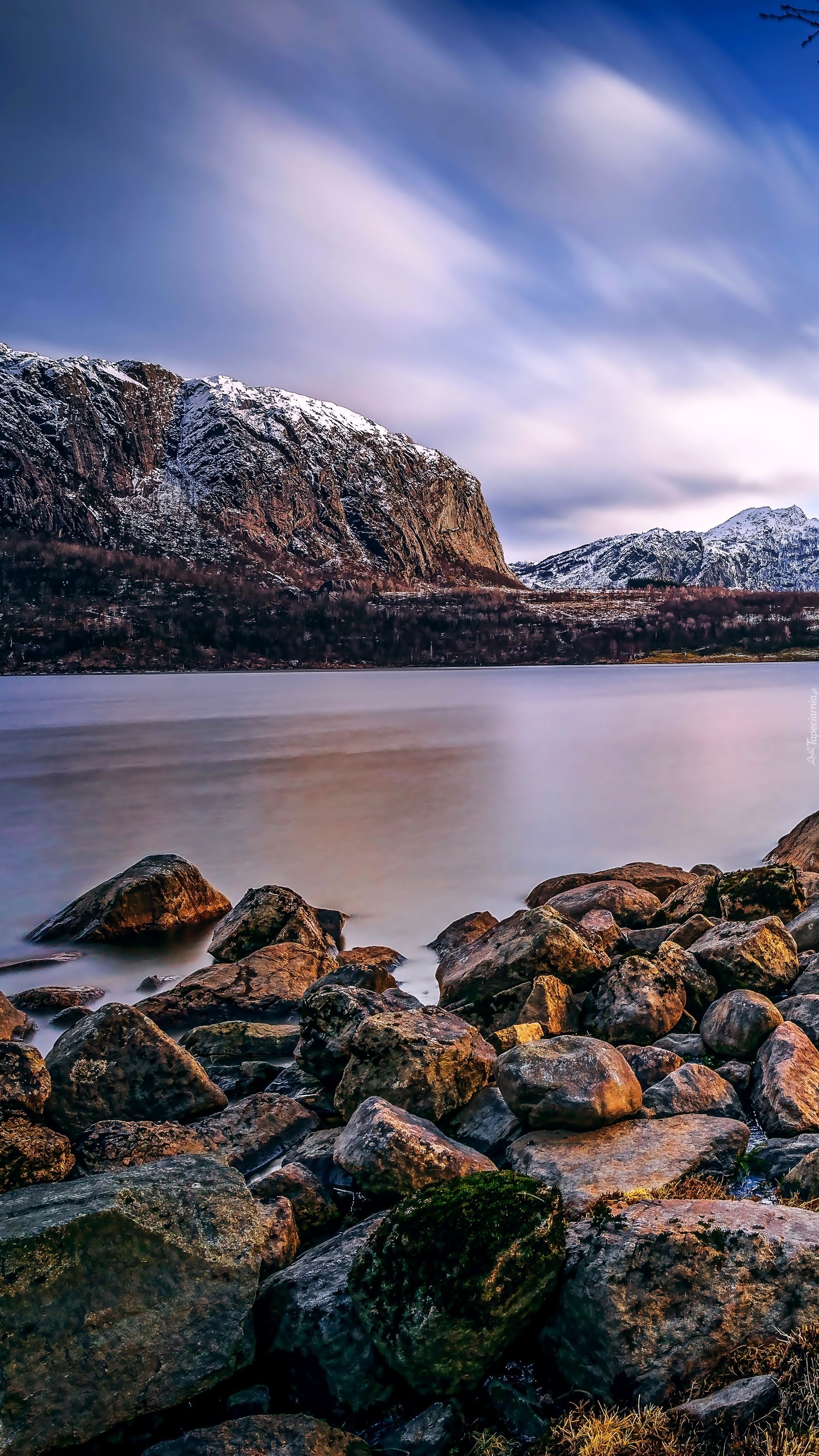 Góry i jezioro w Norwegii