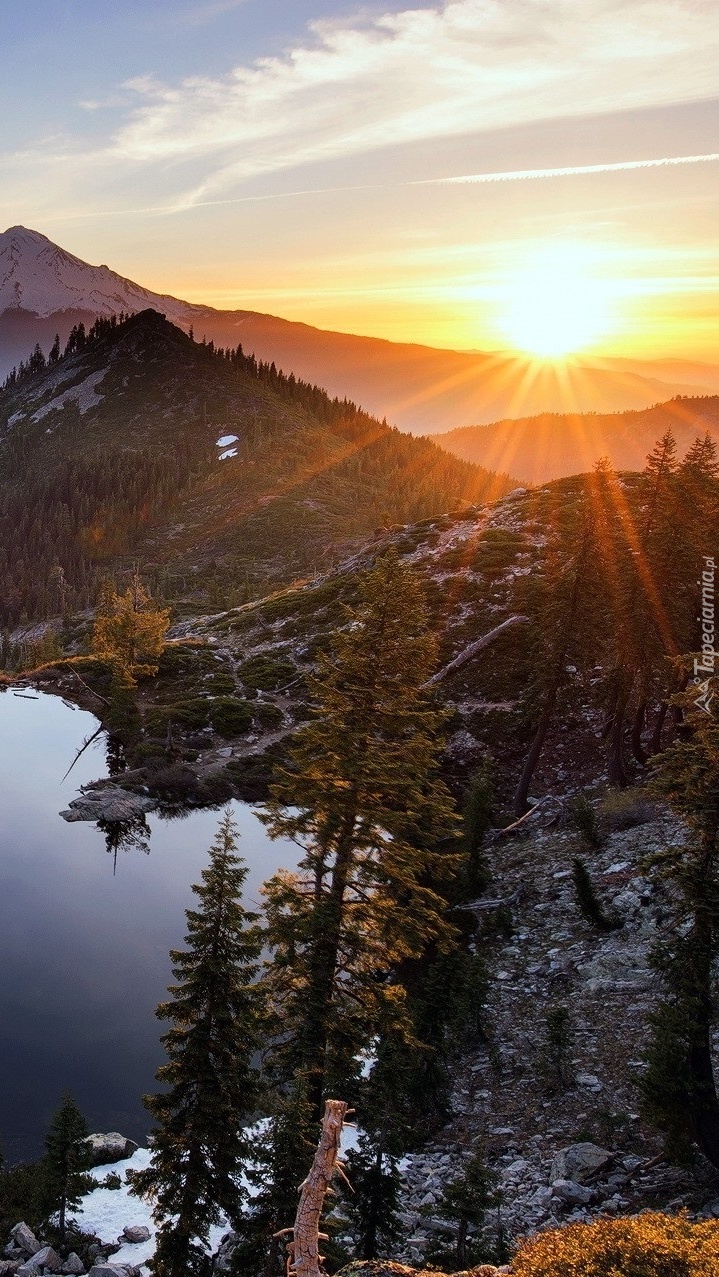 Góry i jezioro w promieniach słońca