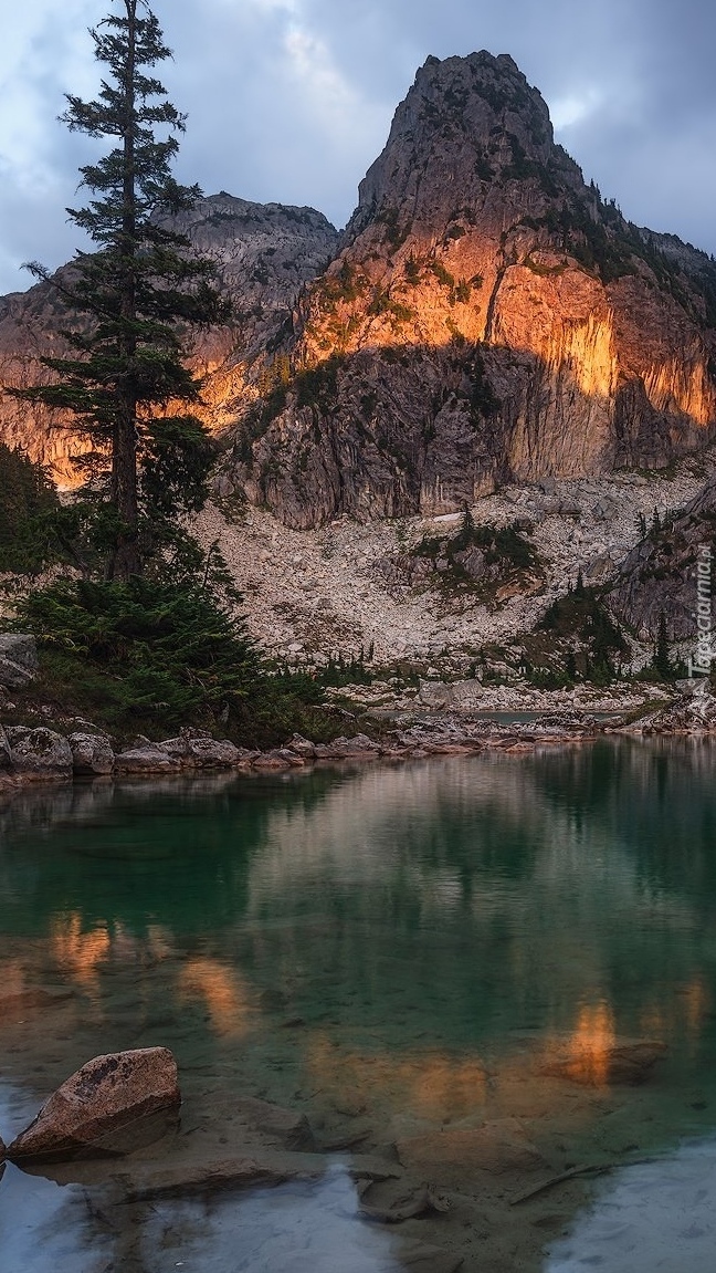 Góry i jezioro Watersprite Lake w Kanadzie