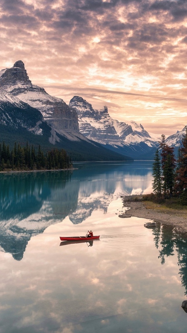 Góry i łódka na jeziorze Maligne Lake