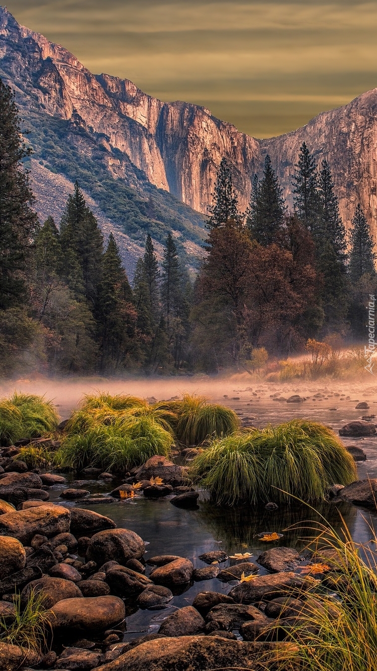 Góry i rzeka Merced w Parku Narodowym Yosemite