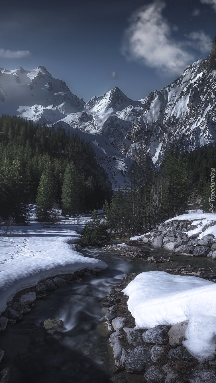 Góry i rzeka zimą