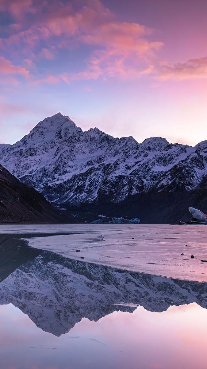 Góry i zamarznięte brzegi jeziora Hooker Lake