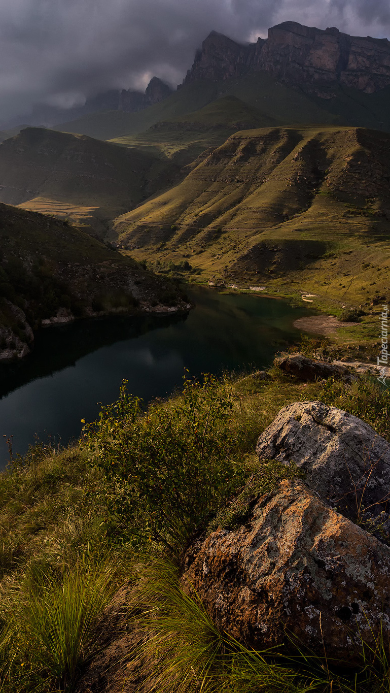 Góry Kaukaz nad jeziorem Gizhgit