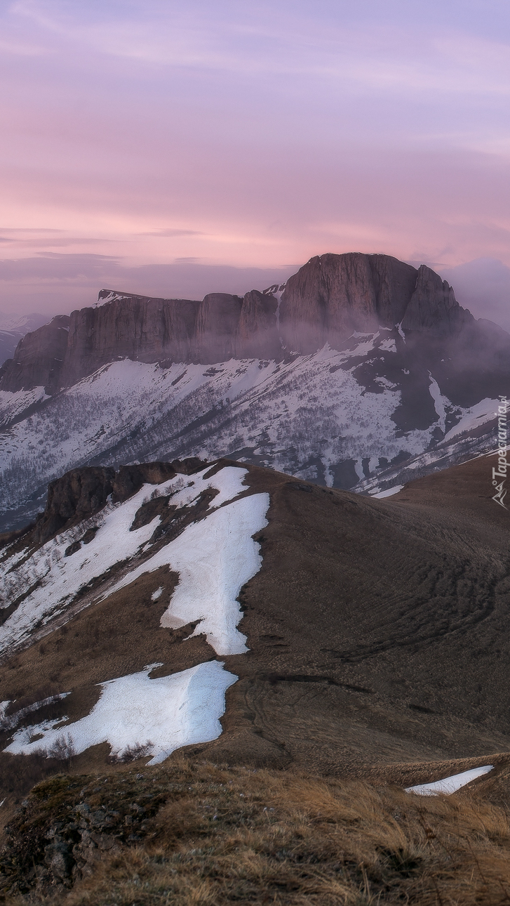 Góry Kaukazu o świcie