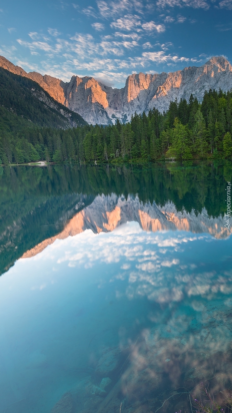 Góry Mangart nad jeziorem Lacs de Fusine