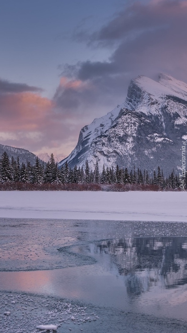 Góry Mount Rundle i zamarznięte jezioro Two Jack Lake