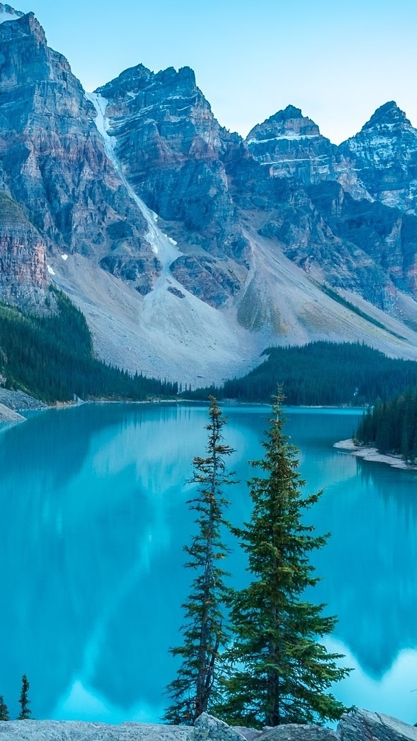 Góry nad jeziorem Moraine Lake