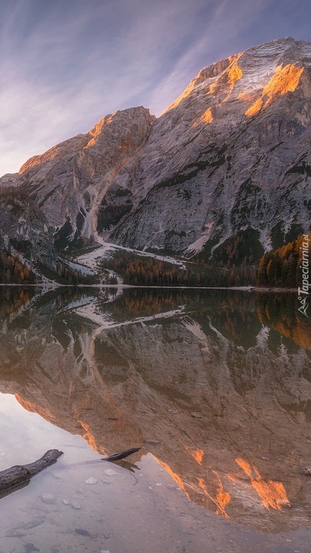 Góry nad jeziorem Pragser Wildsee