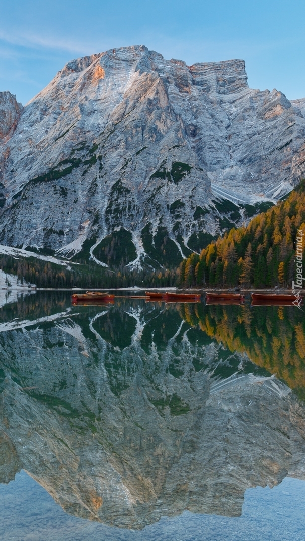 Góry nad jeziorem Pragser Wildsee