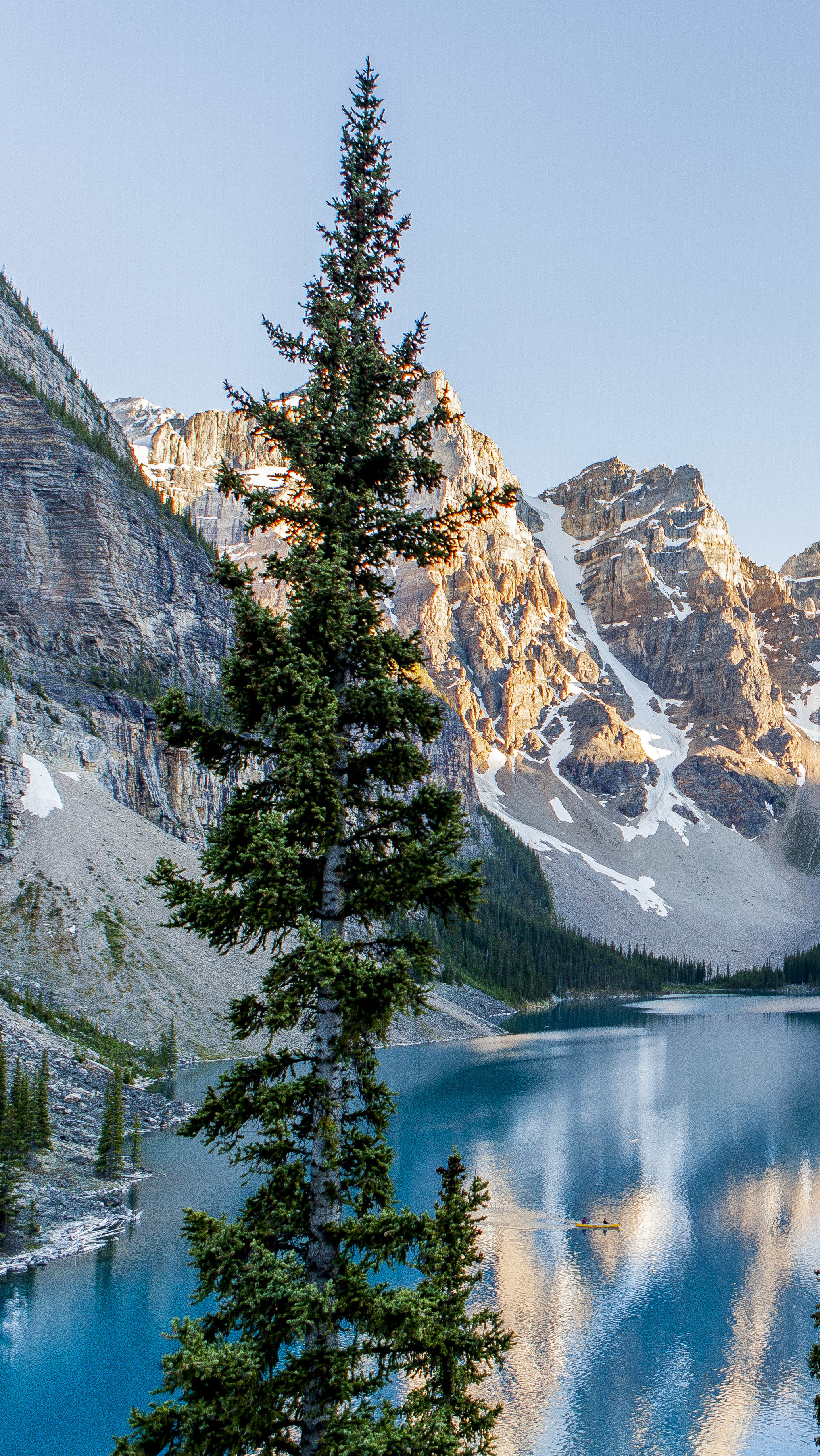 Góry nad jeziorem w Kanadzie