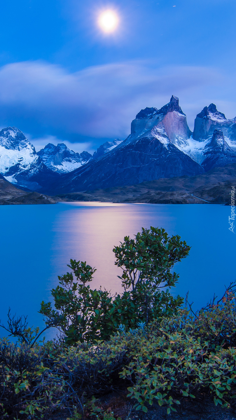 Góry nad rzeką w Chile o zmierzchu