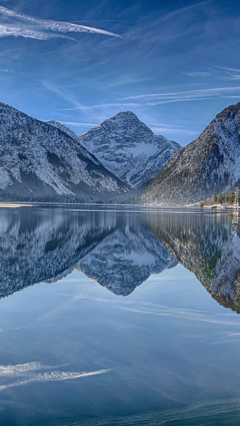 Góry odbijają się w lustrze wody