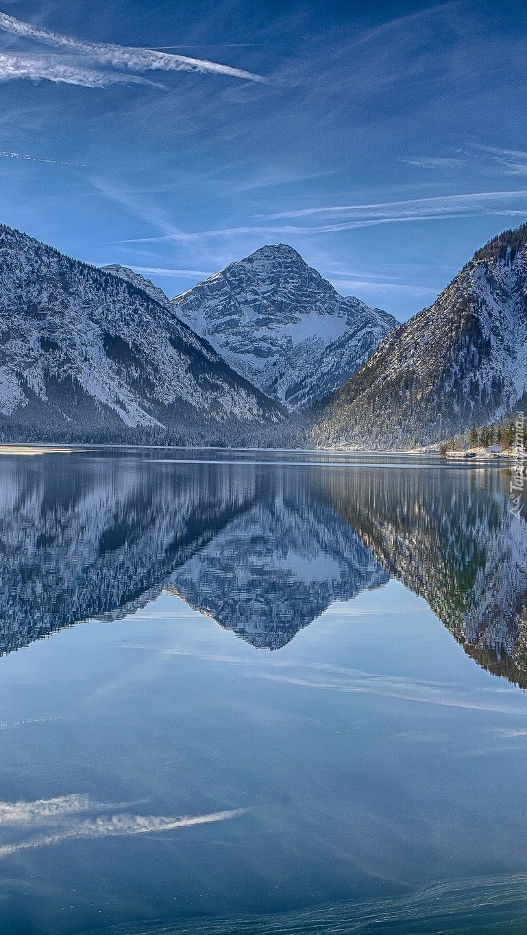 Góry odbijają się w lustrze wody