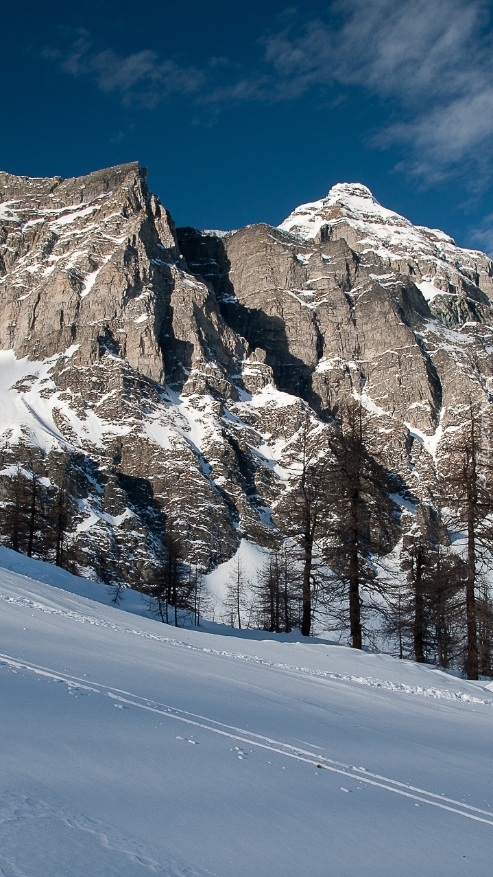 Góry pokryte śniegiem na tle nieba