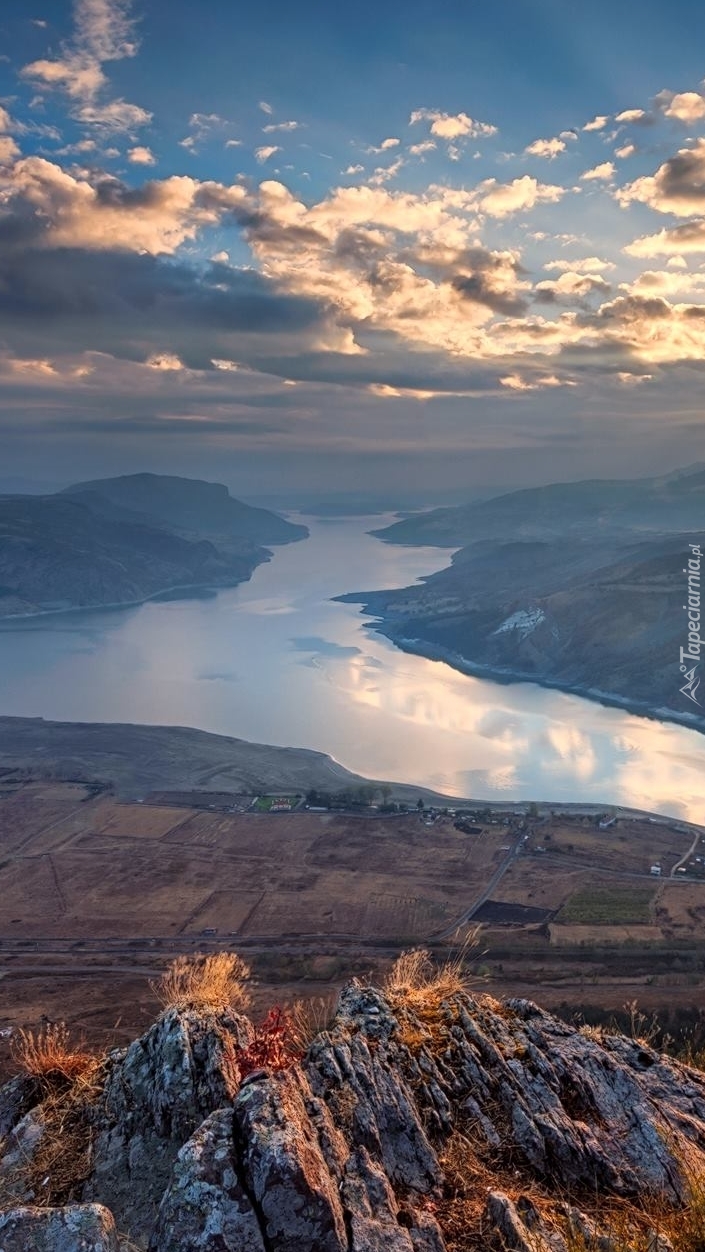 Góry Rodopy nad jeziorem o poranku