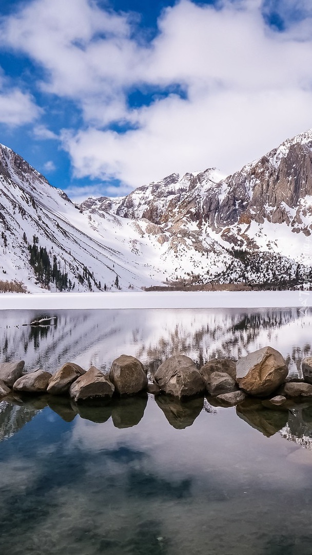 Góry Sierra Nevada i jezioro Convict Lake