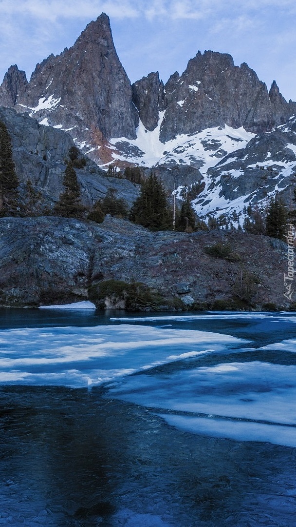 Góry Sierra Nevada i lód na jeziorze Minaret Lake