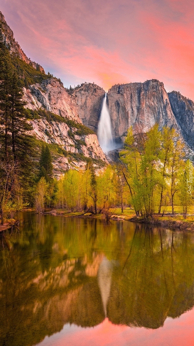 Góry Sierra Nevada i rzeka Merced River