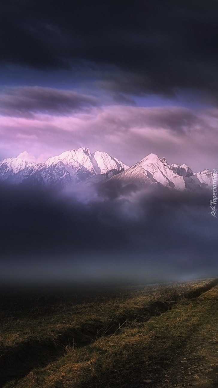 Góry w chmurach i mgle