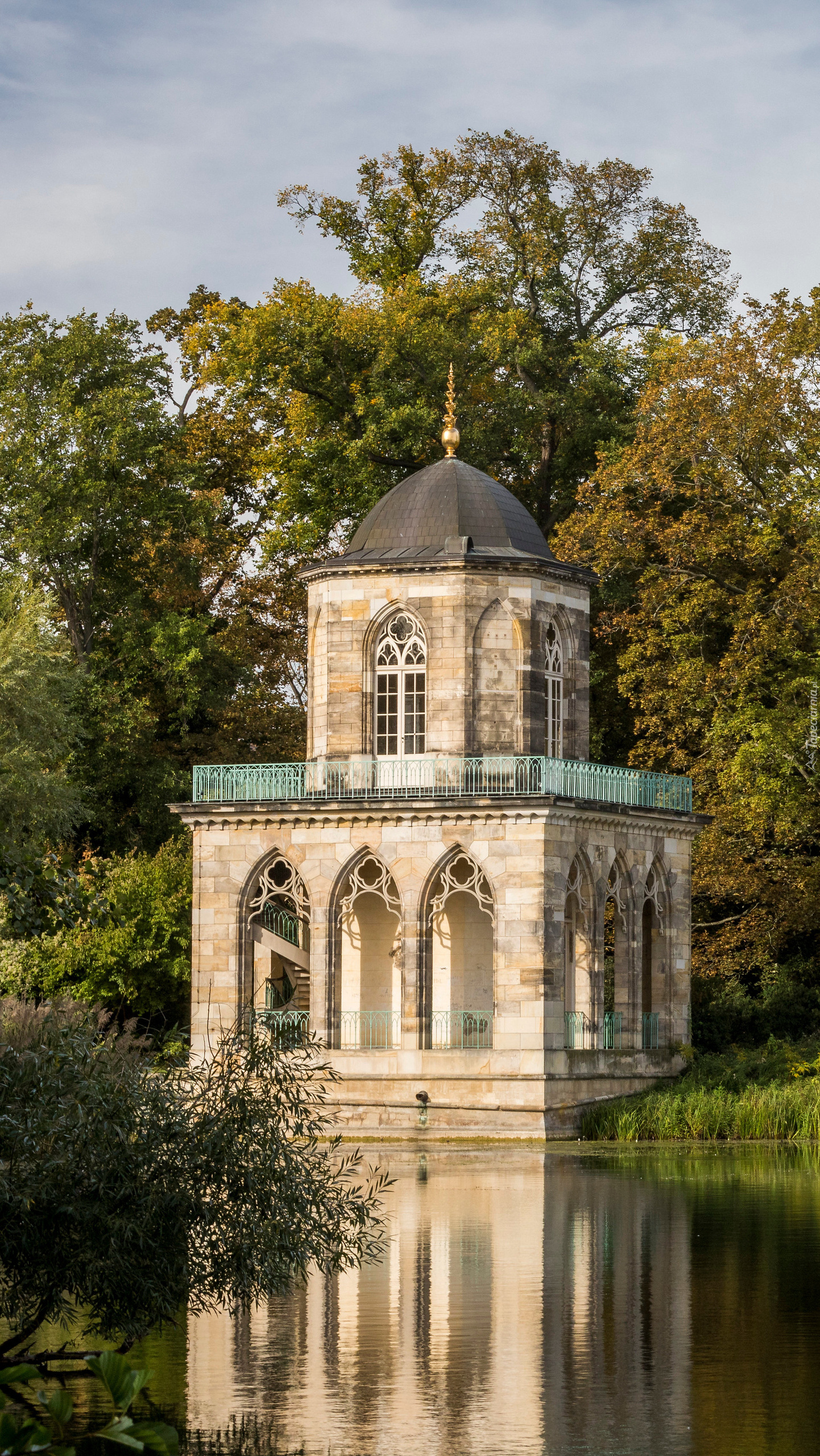 Gothic Library nad jeziorem Heiliger