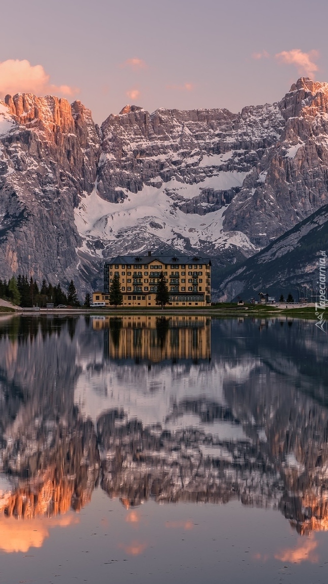 Grand Hotel Misurina nad jeziorem we Włoszech