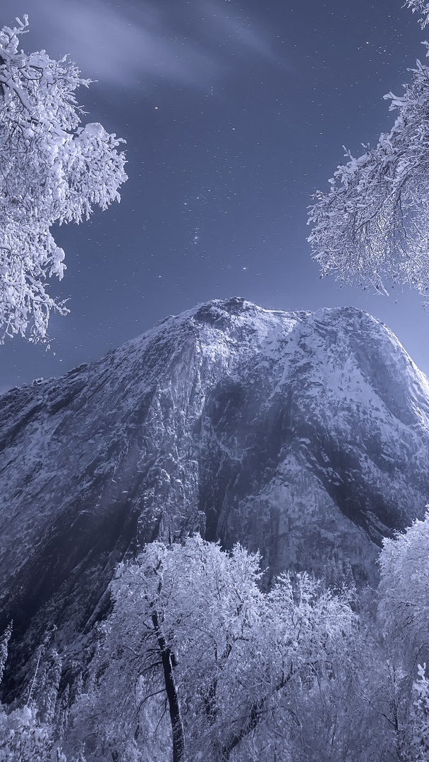 Gwieździsta noc w górach zimą