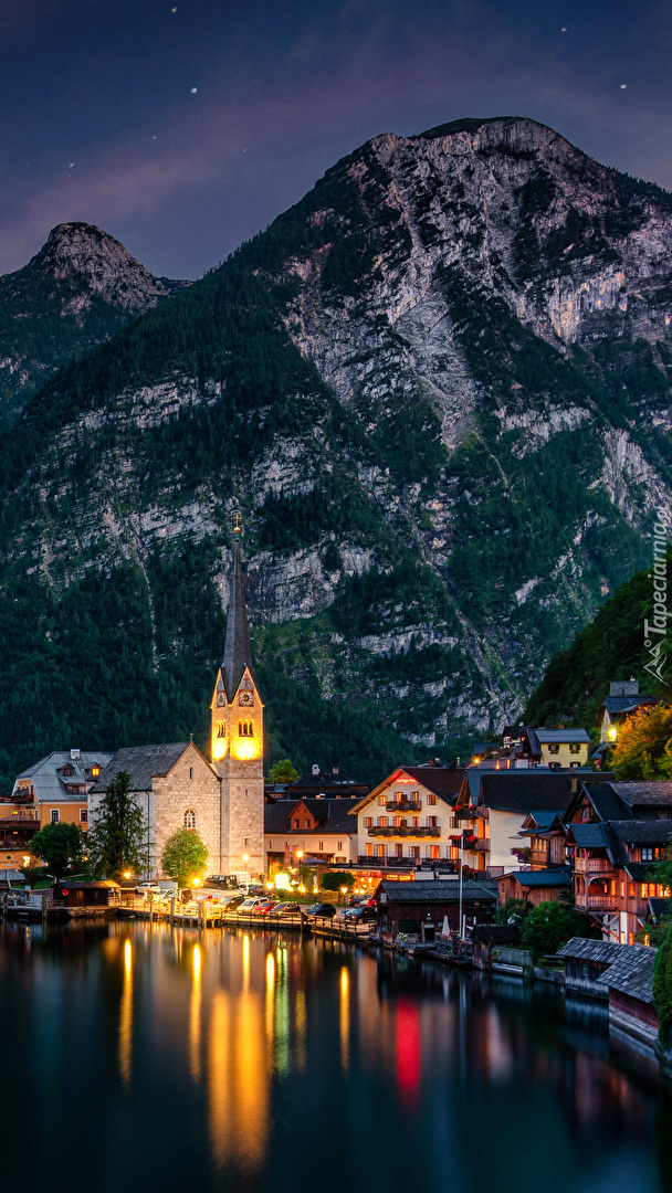 Hallstatt na tle gór nocą