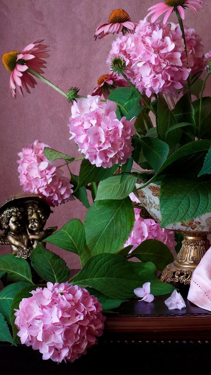 Hortensje w ozdobnej wazie