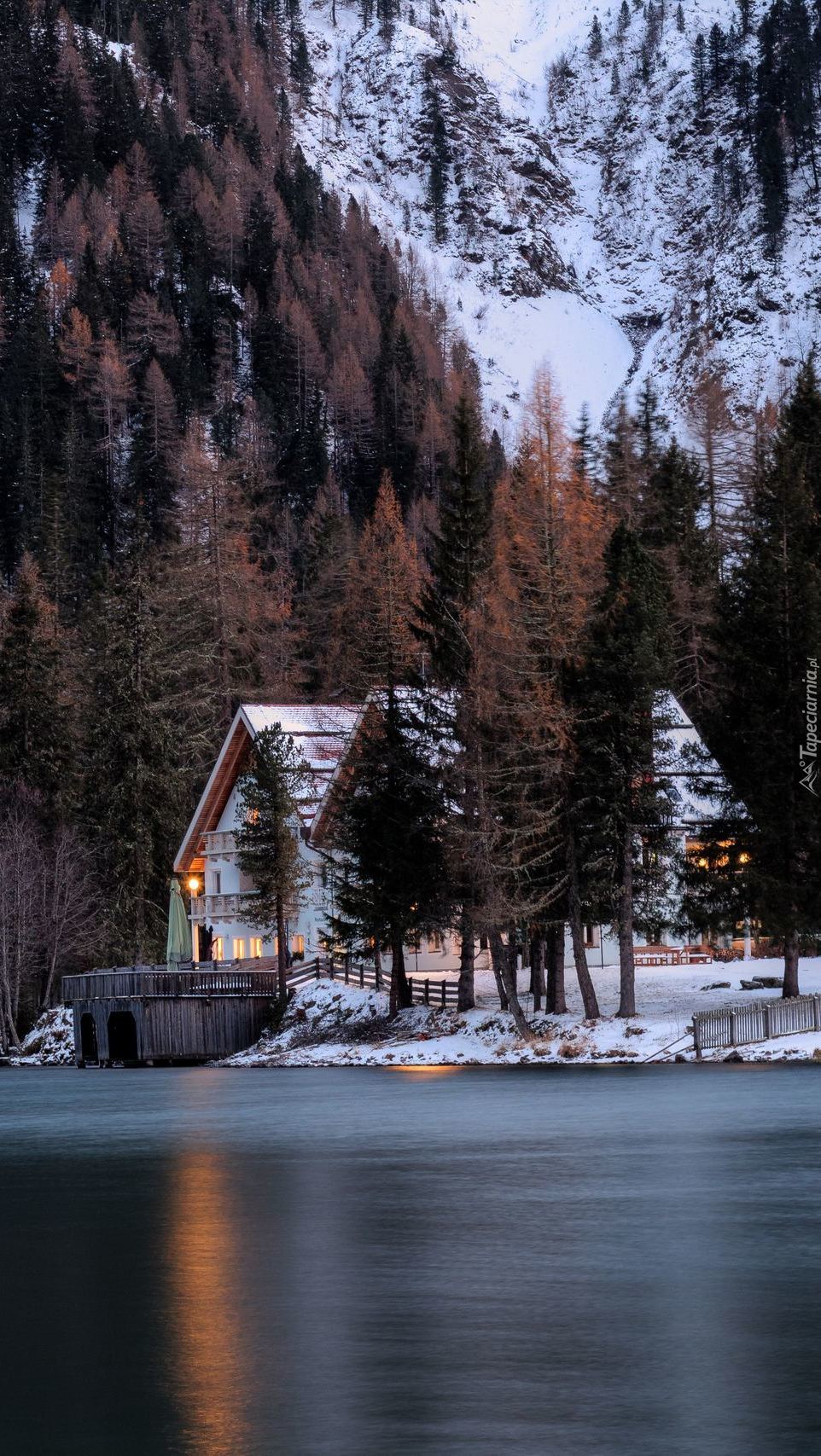 Hotel nad jeziorem w zimowej scenerii