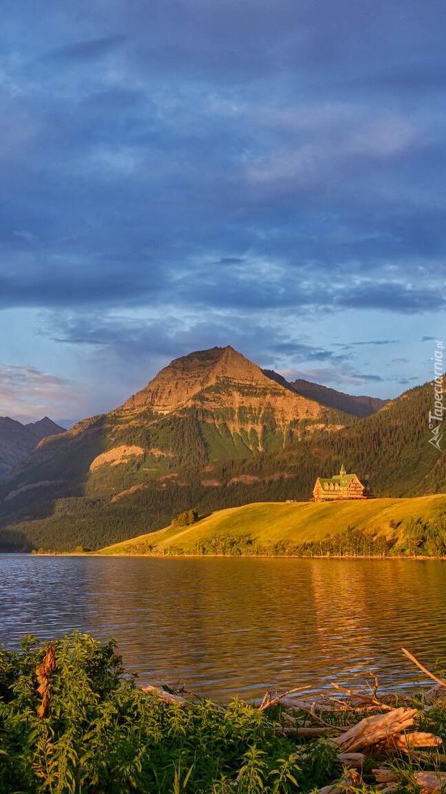 Hotel nad jeziorem Waterton w Kanadzie