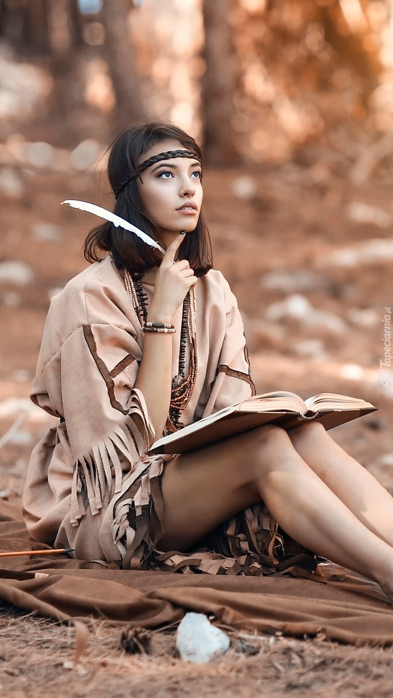 Indianka z książką w lesie