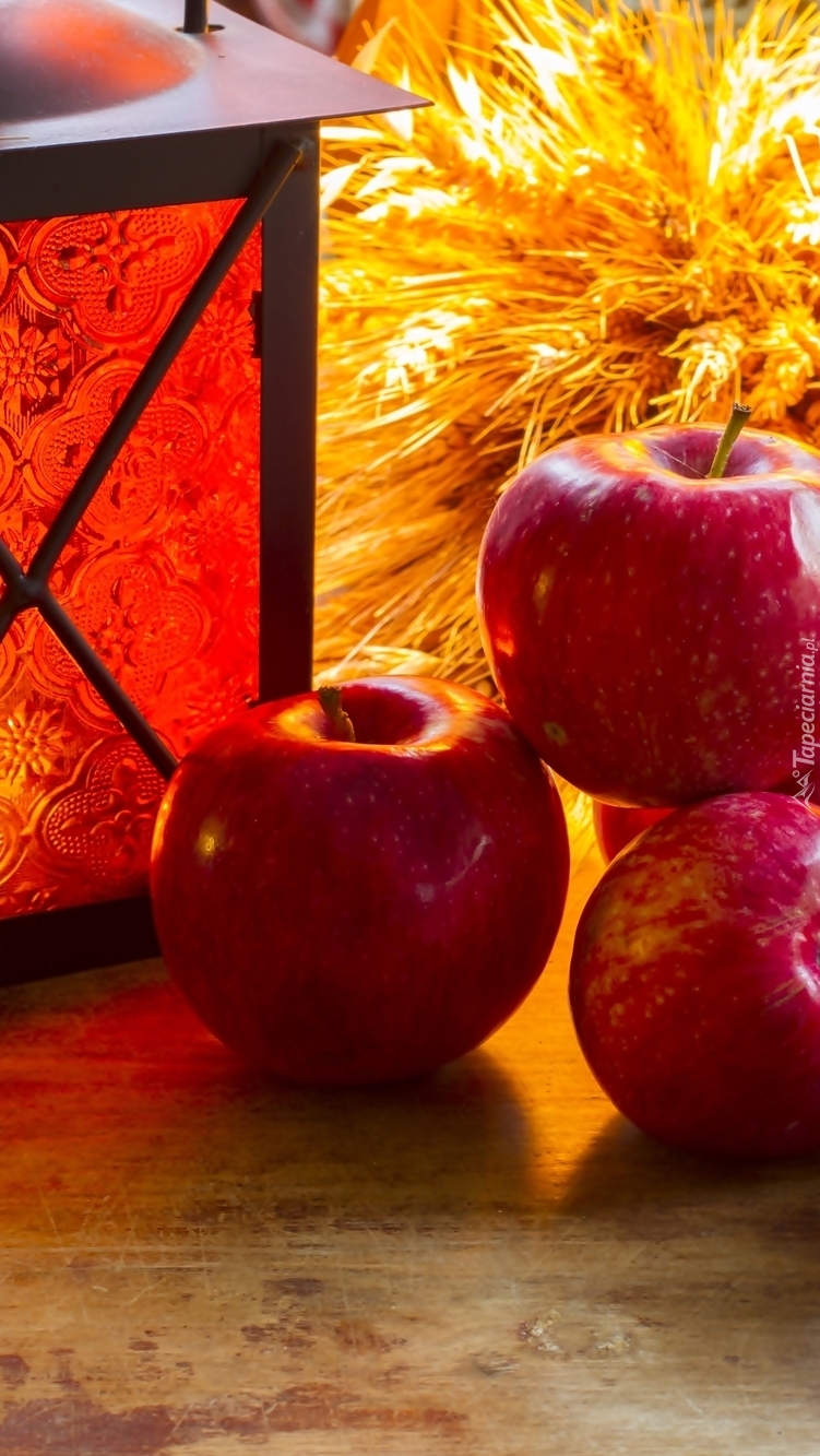 Jabłka z lampionem w jesiennej dekoracji