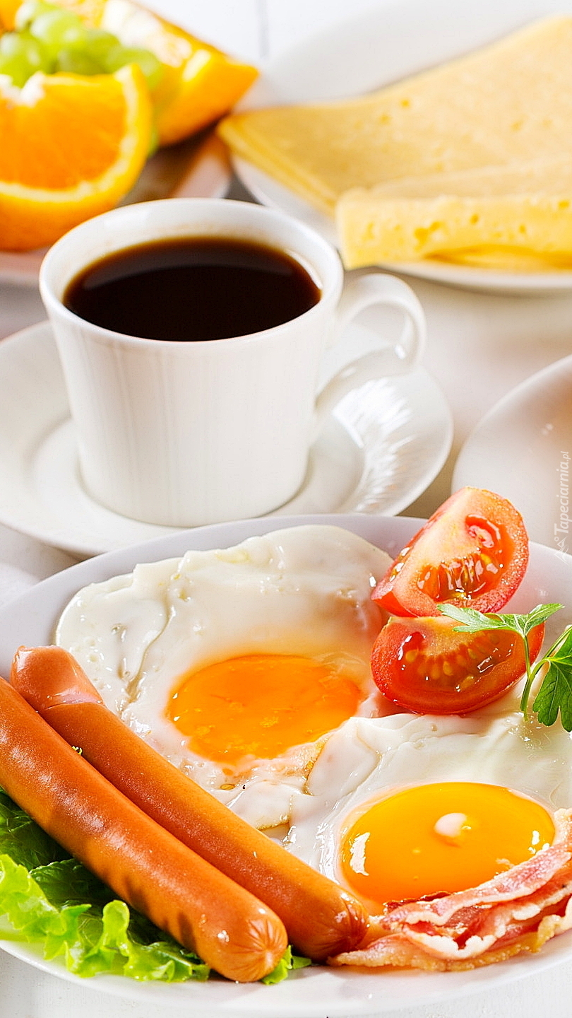 Jajko sadzone i parówki na śniadanie