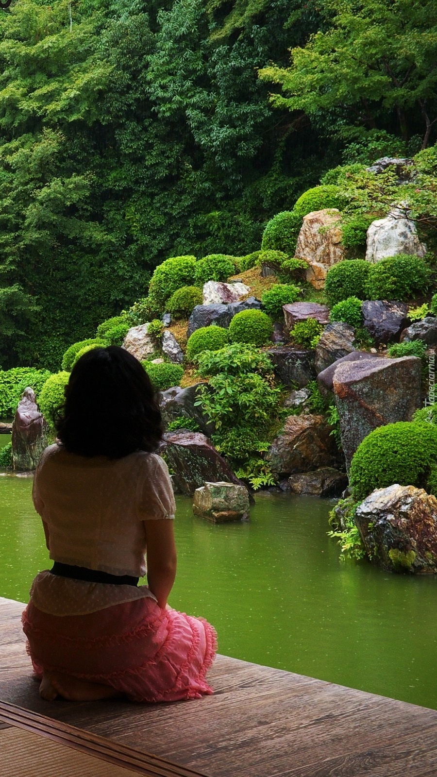 Japoński ogród i dziewczyna