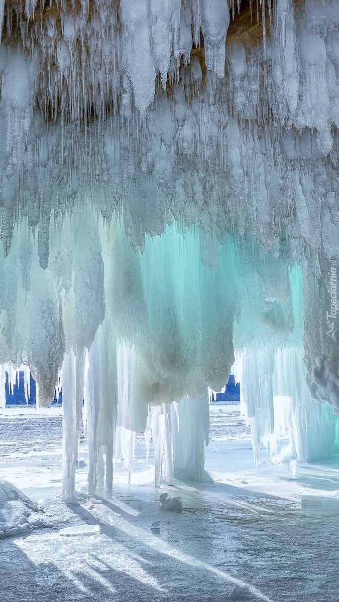 Jaskinia Grand Island Ice Caves w stanie Michigan