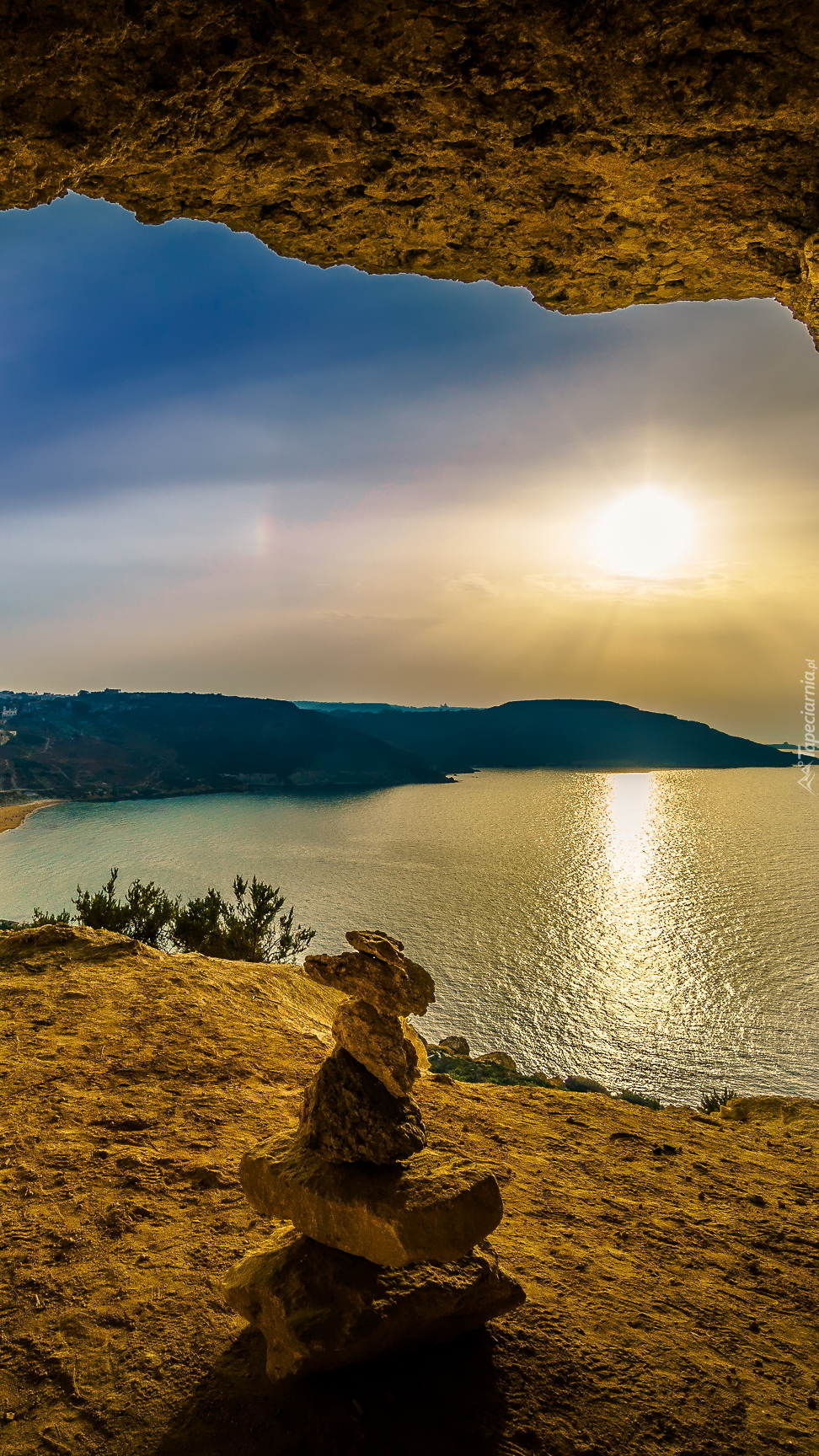 Jaskinia Kalipso nad zatoką Ramla Bay