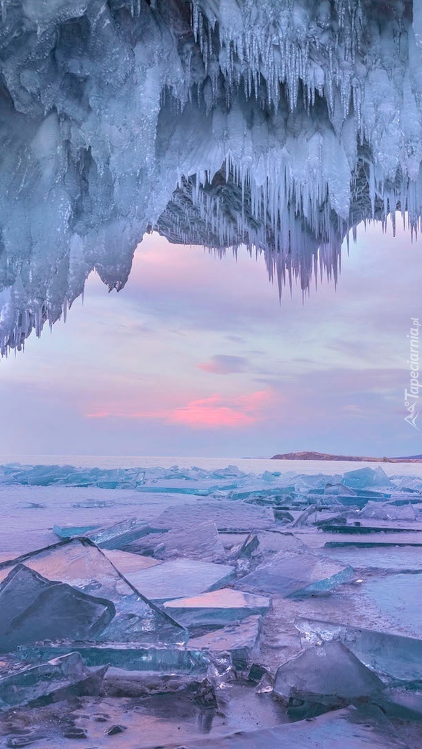 Jaskinia lodowa na jeziorze Bajkał