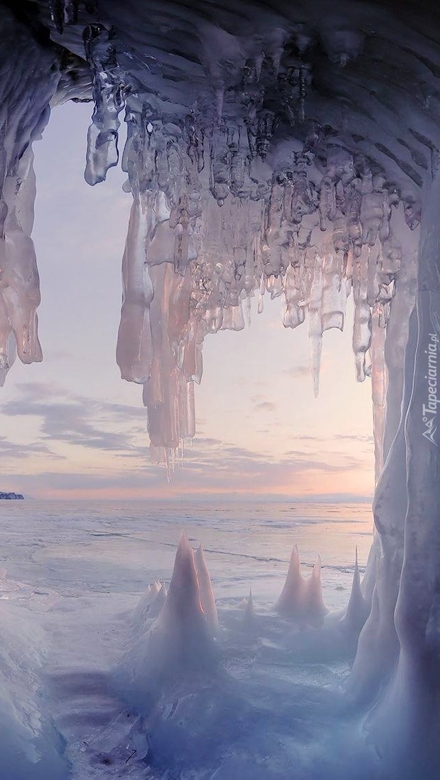 Jaskinia w okowach lodu