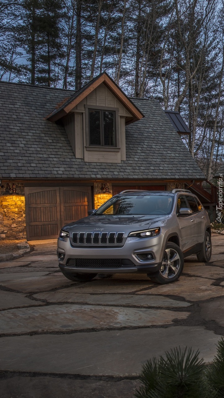 Jeep Cherokee Limited przed domem