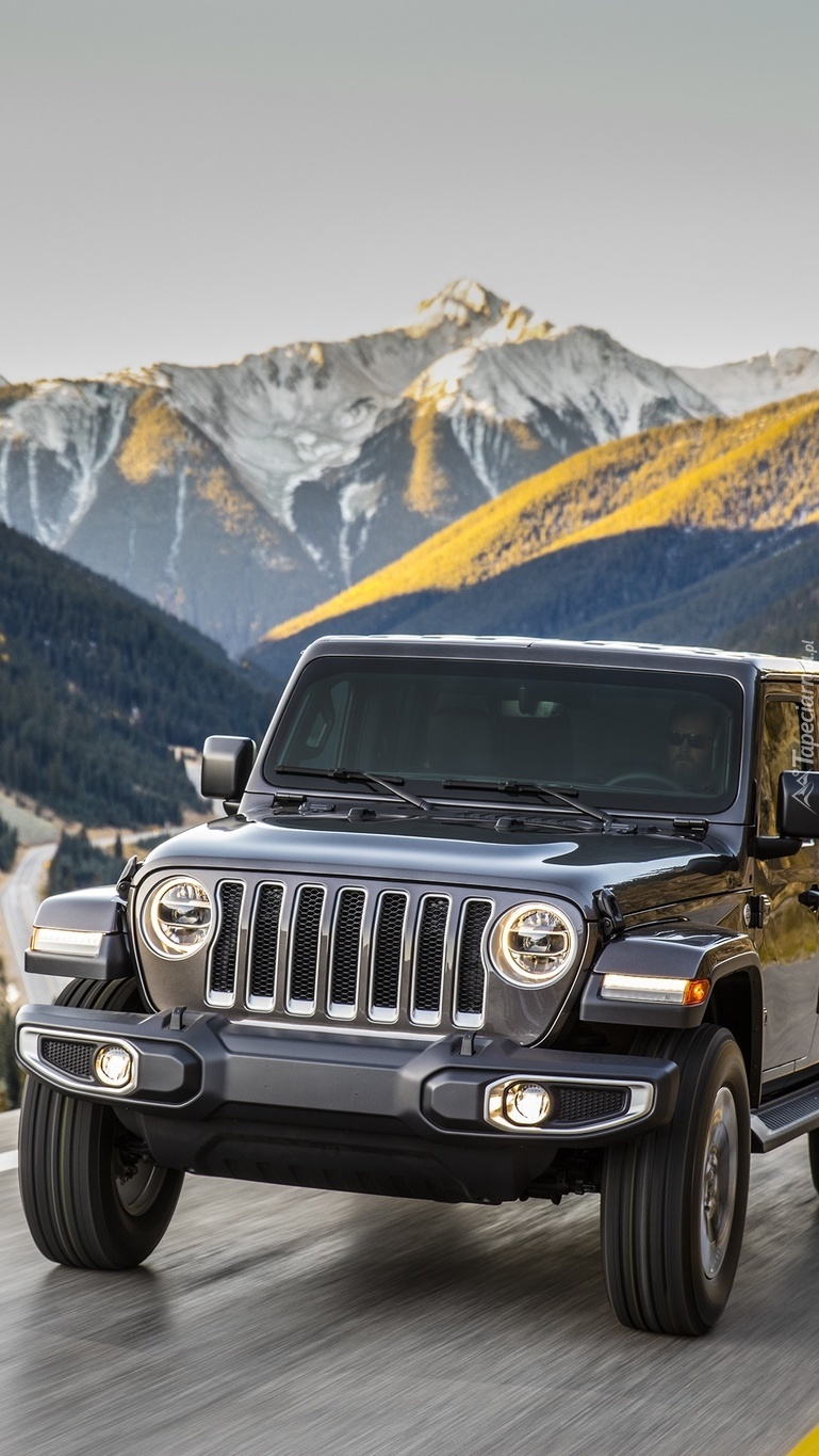 Jeep Wrangler Unlimited Sahara na tle gór