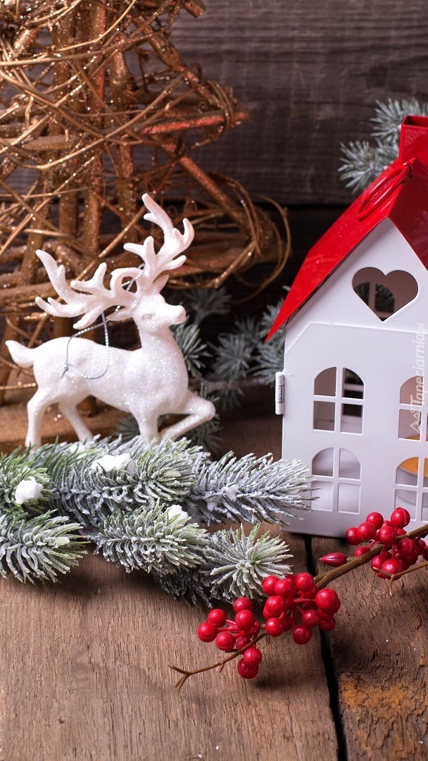 Jeleń i domek w dekoracji świątecznej