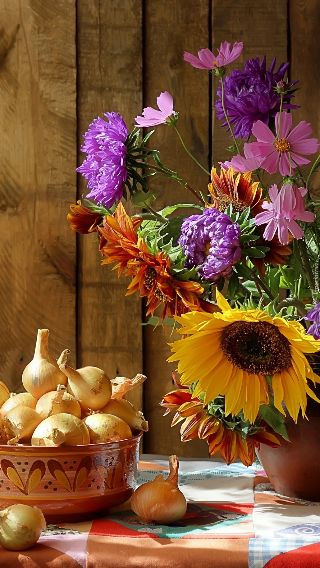 Jesienna kompozycja z kwiatami i warzywami
