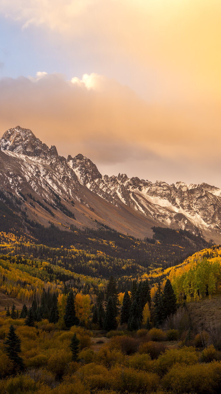 Jesienne drzewa i góra Mount Sneffels