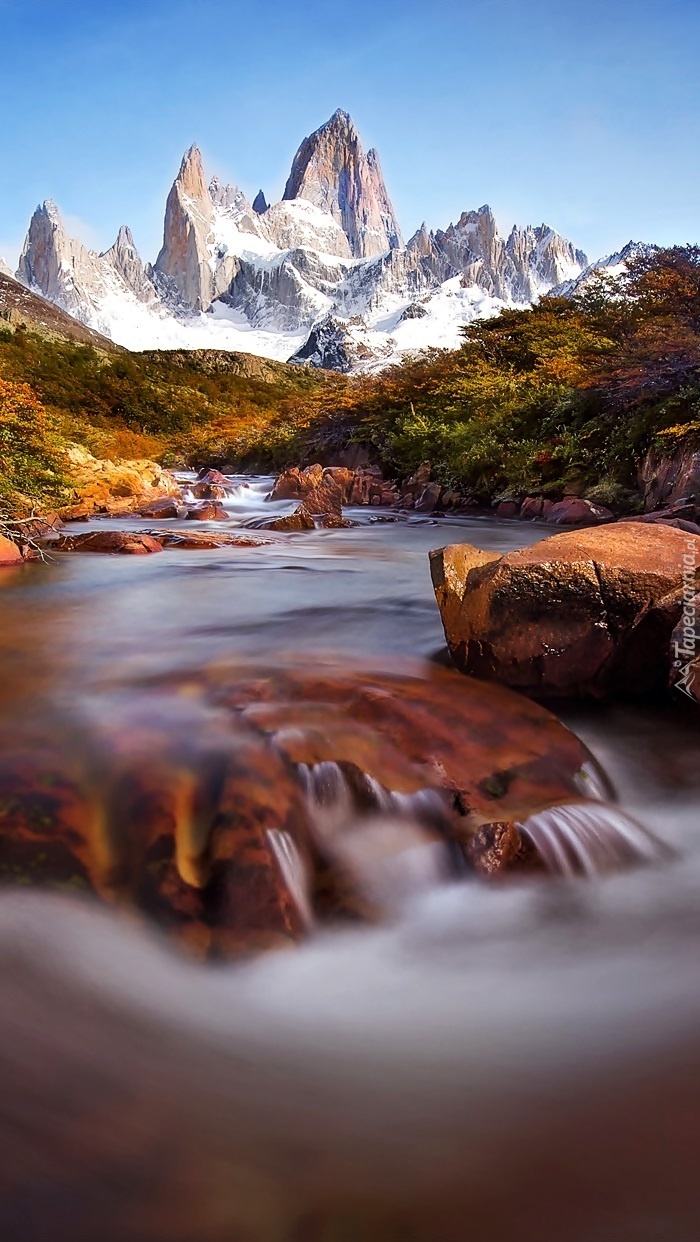 Jesienny widok na rzekę i góry
