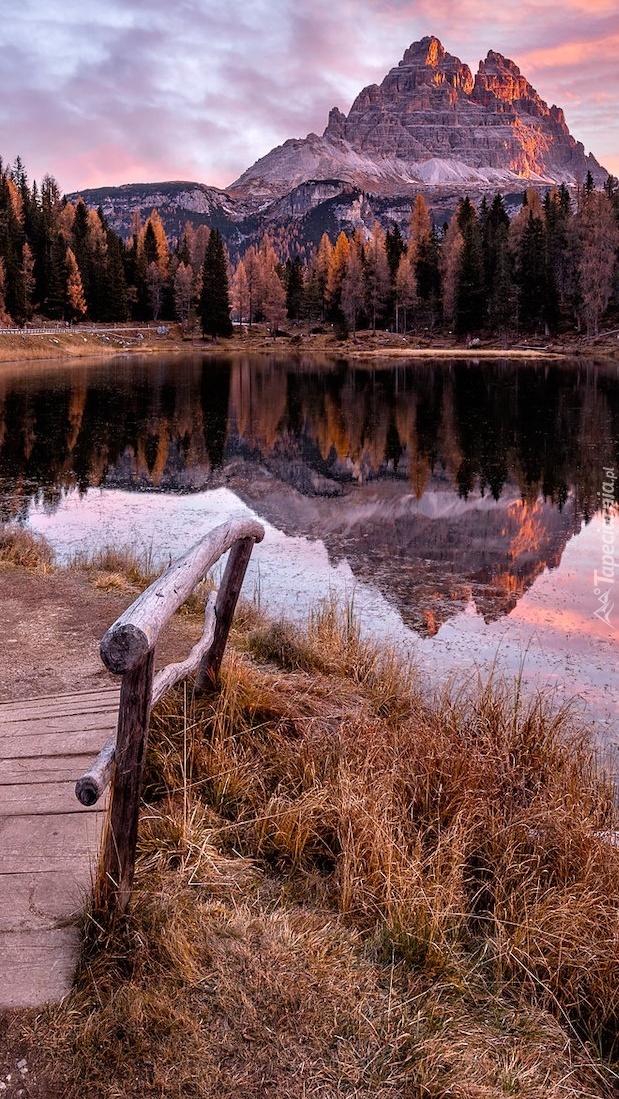 Jezioro Antorno Lake i masyw Tre Cime di Lavaredo jesienią