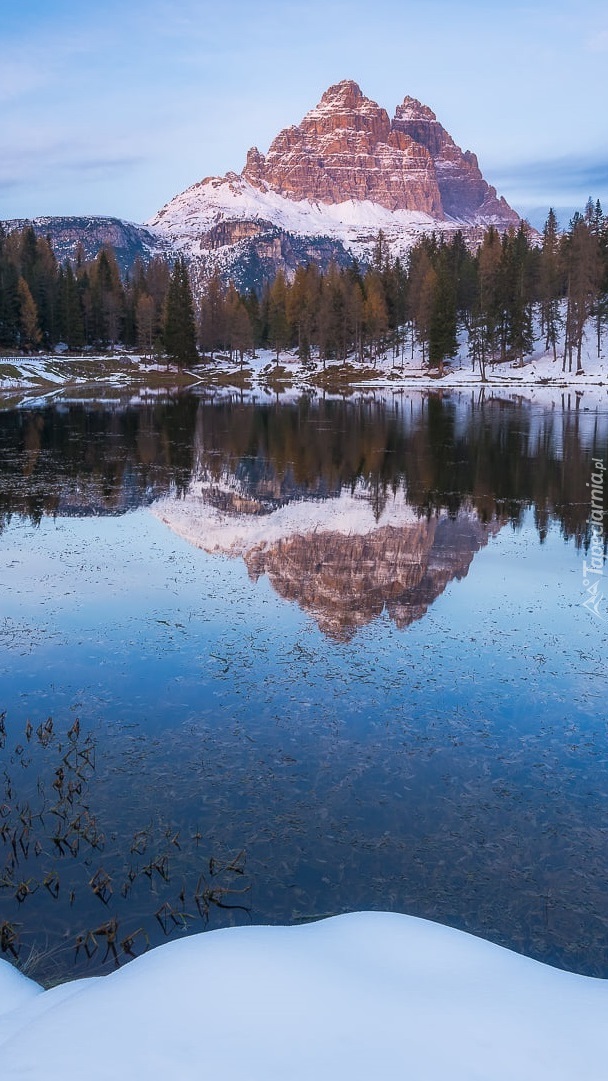 Jezioro Antorno Lake i masyw Tre Cime di Lavaredo zimą